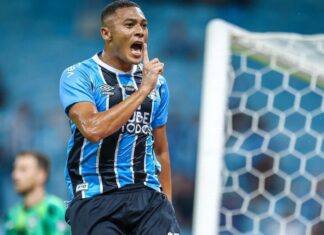 Grêmio vira sobre o Botafogo com direito a hat-trick de Carlos Vinicius e vence a primeira no Brasileirão