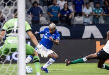 Cruzeiro perde de virada para o Coritiba no Mineirão e soma segunda derrota no Brasileirão