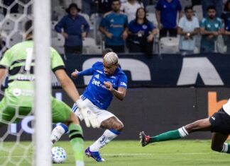 Cruzeiro perde de virada para o Coritiba no Mineirão e soma segunda derrota no Brasileirão