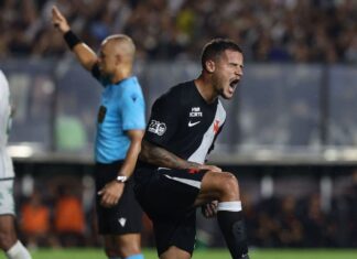 Vasco leva gol no fim, empata com a Chapecoense e vê torcida pedir saída de Diniz após tropeço no Brasileirão