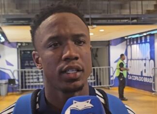 Luis Sinisterra volta a atuar, comenta condição física e se vislumbra a Copa do Mundo pela seleção colombiana; confira