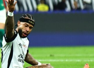 Memphis Depay pede desculpas por pênalti perdido em Corinthians x Palmeiras: ‘Nunca escorreguei na carreira’