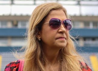 Leila diz que Memphis chutou mal e ironiza outros escorregões do holandês: ‘Andreas cavucou o gramado inteiro?’