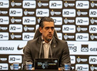 Paulo Bracks reconhece lacunas no elenco e diz que Atlético está perto de fechar com volante