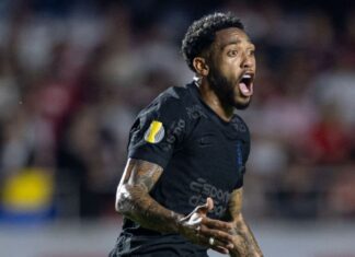 Dores contra o Vasco e ‘pelada’ antes de exame: a versão de Martínez ao Corinthians sobre lesão no joelho