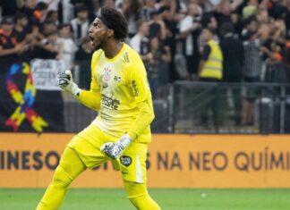 Hugo Souza pega pênalti e salva contra o Bragantino, Corinthians vence a primeira no Brasileirão e deixa o Z4