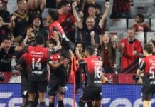 Athletico-PR marca nos acréscimos e vence Santos pelo Brasileirão