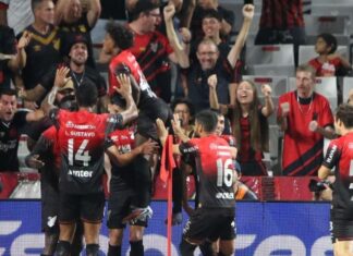 Athletico-PR marca nos acréscimos e vence Santos pelo Brasileirão