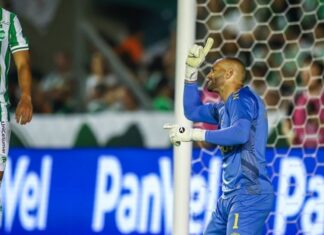 Weverton é ovacionado pela torcida do Grêmio e faz desabafo após classificação: “outra postura”
