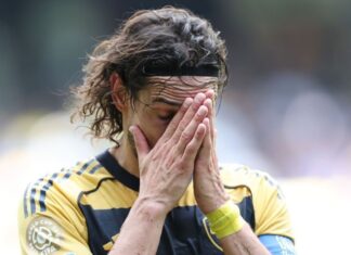 Lenda do futebol argentino lamenta ‘triste fim’ de Cavani e sugere aposentadoria: ‘Outro dia estava vendo o jogo e me doía’