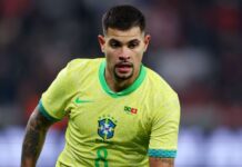 Bruno Guimarães vai à CBF, conversa com Ancelotti e tenta acelerar tratamento em período no Brasil