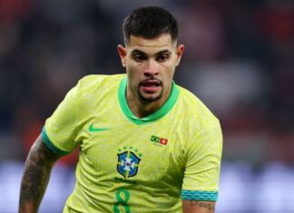 Bruno Guimarães vai à CBF, conversa com Ancelotti e tenta acelerar tratamento em período no Brasil