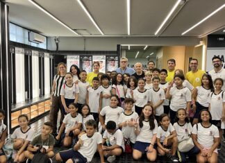 Com a presença do aniversariante Pepe, alunos de escola municipal de São Vicente visitam a Vila Belmiro – Santos Futebol Clube