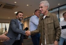 Luís Castro rasga o verbo em coletiva pré Gre-Nal: “sempre sou favorito”