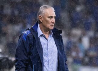 Organizada do Cruzeiro se reúne com direção e jogadores para cobrar saída de Tite; veja detalhes