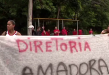 Torcedores do Flamengo fazem protesto e detonam jogadores, diretoria e Filipe Luís no CT Ninho do Urubu