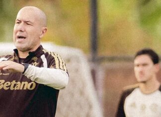 Leonardo Jardim é anunciado como técnico do Flamengo e dirige primeiro treino