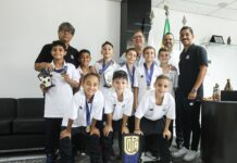 Encontro entre presidente do Santos FC e Futsal sub-10 celebra título internacional – Santos Futebol Clube