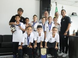 Encontro entre presidente do Santos FC e Futsal sub-10 celebra título internacional – Santos Futebol Clube