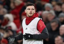 ‘Houve conversas’: Por que defensor recusou interesse do rival para ficar no Liverpool