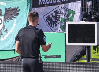 Torcedor invade gramado e desliga sistema do VAR em possível pênalti na Alemanha