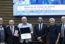 Pepe, Ídolo Eterno, recebe a medalha Bráz Cubas – Santos Futebol Clube