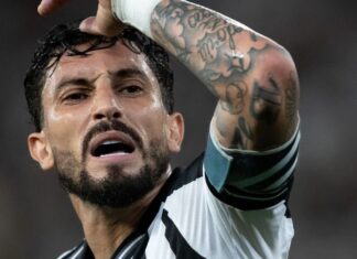 Alex Telles lamenta Botafogo fora da Libertadores e deixa indireta no ar: ‘Futebol não é feito só de jogadores’