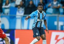 Amuzu, atacante do Grêmio, lidera ação solidária na África do Sul e pelo Rio Grande do Sul