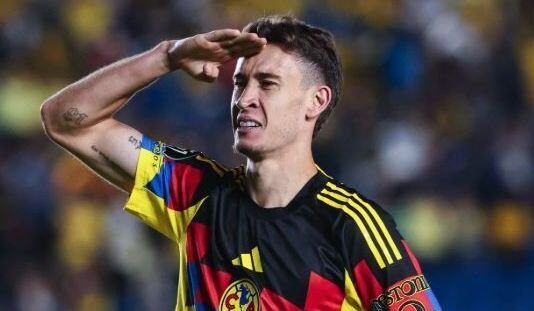 Com assistência de Veiga e gol de Dourado, América-MEX avança e encara algoz de Messi nas quartas da Champions da Concacaf