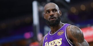 LeBron James empata com Robert Parish como os jogadores com mais partidas na história da NBA