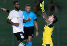 Com pênalti bizarro e gol de goleiro, Goiás vence América-MG na estreia da Série B