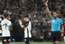 CBF divulga áudio do VAR de expulsão de Evertton Araújo em Corinthians x Flamengo, mas ‘ignora’ lances de reclamações de pênalti e agressão