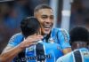 Aniversário de Carlos Vinícius no Grêmio tem brincadeira inesperada de Marlon
