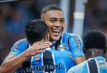 Aniversário de Carlos Vinícius no Grêmio tem brincadeira inesperada de Marlon