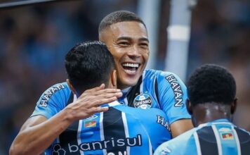 Aniversário de Carlos Vinícius no Grêmio tem brincadeira inesperada de Marlon