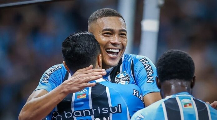 Aniversário de Carlos Vinícius no Grêmio tem brincadeira inesperada de Marlon