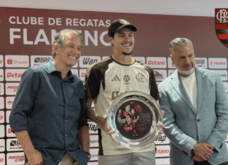 Pedro recebe homenagem após se tornar maior artilheiro do século do Flamengo