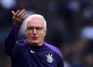 Dorival diz se Corinthians vai punir Allan por expulsão e rebate críticas sobre ‘créditos’: ‘Isso não existe’