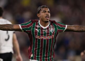 Fluminense atropela o Corinthians no Maracanã e cola na liderança do Brasileirão