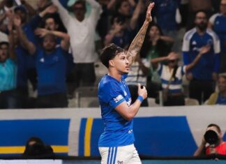 Cruzeiro faz três gols em seis minutos, bate o Vitória na estreia de Artur Jorge e deixa a lanterna do Brasileirão