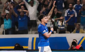 Cruzeiro faz três gols em seis minutos, bate o Vitória na estreia de Artur Jorge e deixa a lanterna do Brasileirão