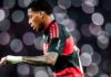 Flamengo vence Santos e Plata brilha com assistência para Paquetá