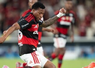 Simon diz que Plata deveria ser expulso por pisão em adversário do Flamengo na Libertadores: ‘Jogo brusco grave’