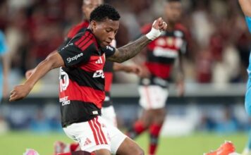 Simon diz que Plata deveria ser expulso por pisão em adversário do Flamengo na Libertadores: ‘Jogo brusco grave’