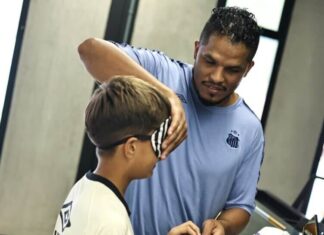Leomon Moreno realiza experiência com atletas do sub-11 no Dia Nacional do Sistema Braille – Santos Futebol Clube
