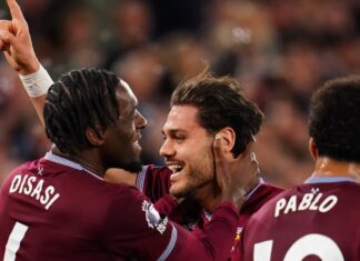 Ex-Arsenal brilha, West Ham atropela e joga Tottenham para zona de rebaixamento