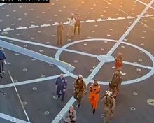 Astronautas da Artemis II mostram boa disposição a bordo de navio da Marinha dos EUA