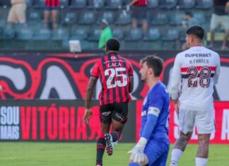 São Paulo perde para Vitória e pode ver Palmeiras disparar na liderança do Brasileirão