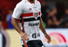 “Acidente de trabalho”: Meio-campista do São Paulo se lesiona em treino e passa por cirurgia no rosto