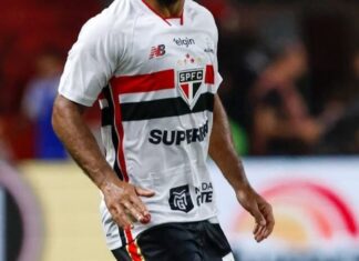 “Acidente de trabalho”: Meio-campista do São Paulo se lesiona em treino e passa por cirurgia no rosto